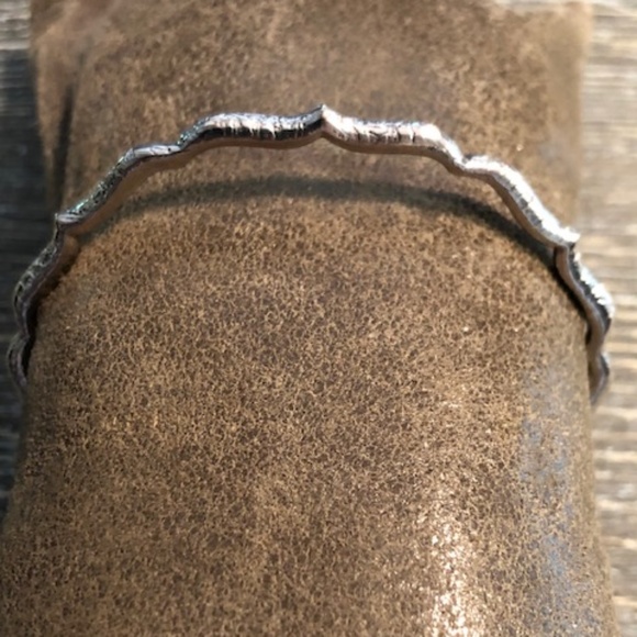 Sophia & Chloe Silver Kiss Bangle | Size Small - Picture 2 of 4